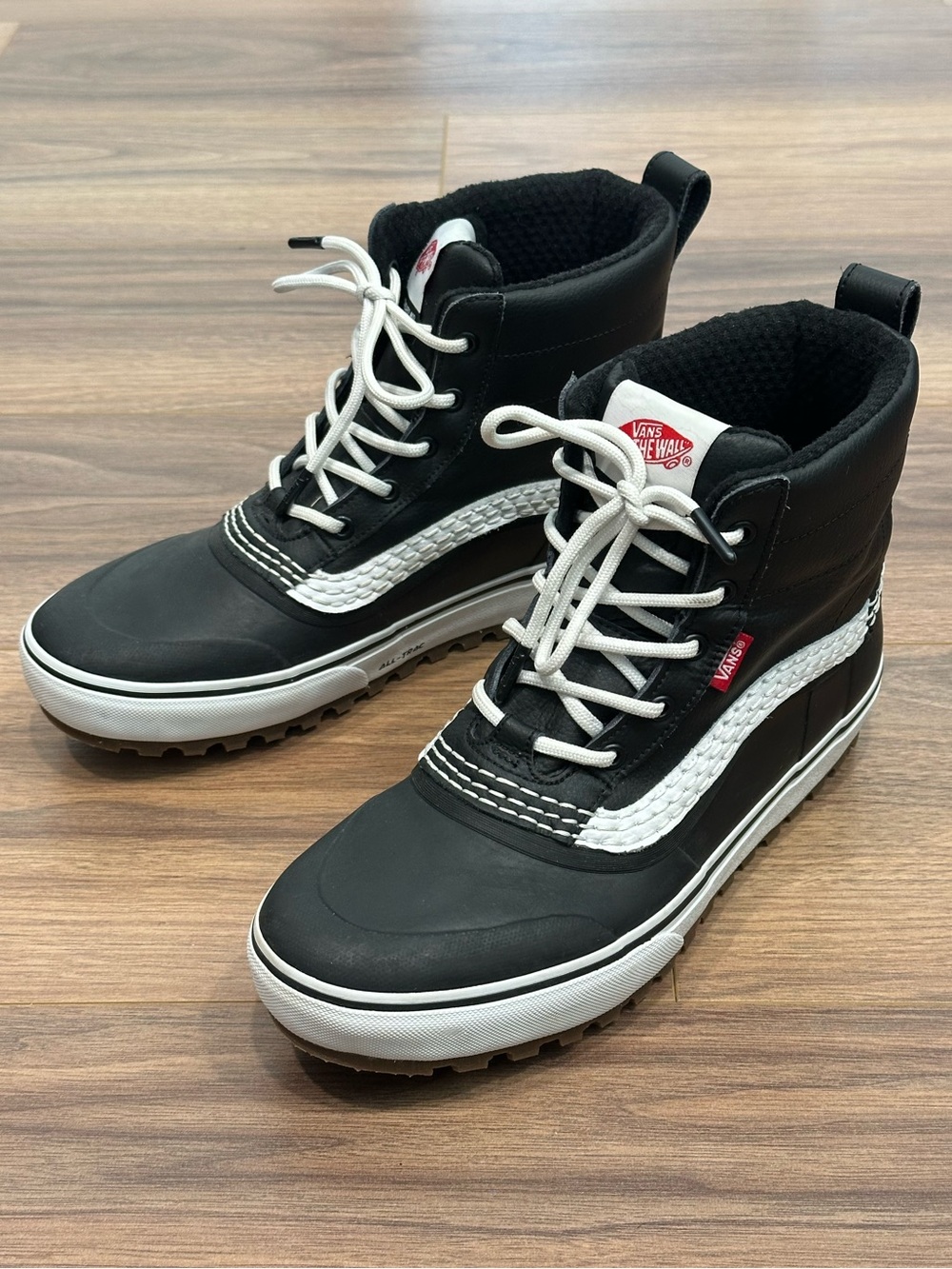 Vans MTE Standard Mid Waterproof Boot in Black/White Size 10